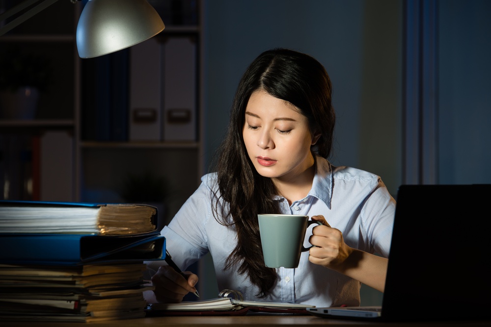 Kamu Rutin Skincare-an Tapi Begadang? Sama Aja Boong!