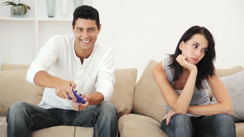 Pacar Kamu Sibuk Main Game? Berikut Cara Menghadapinya