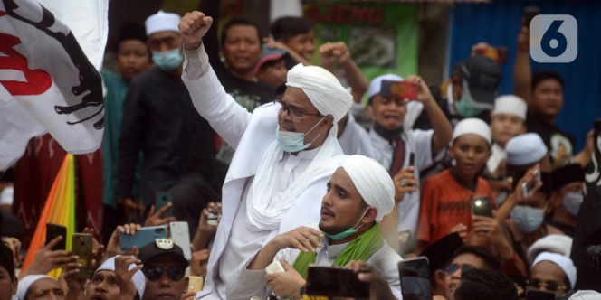 Polisi Antarkan Langsung Surat Panggilan Ke Kediaman Rizieq Shihab
