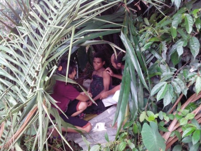 Diyakini Membawa Mala Petaka, Ibu Hamil Bersalin di Hutan