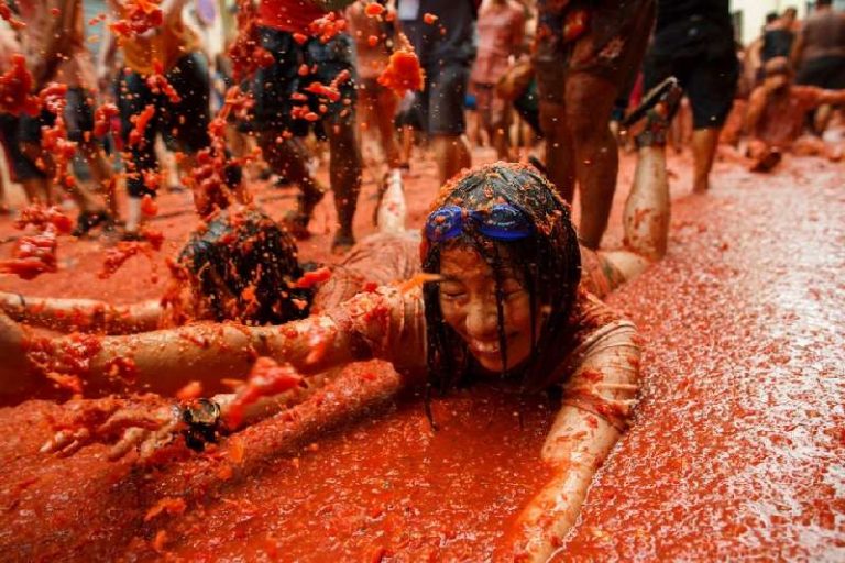 “La Tomatina” Festival Lempar Tomat Asal Spanyol
