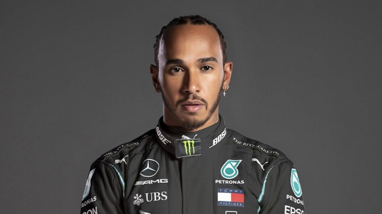 Sah ! Lewis Hamilton Akan Tetap Balapan Bersama Mercedes