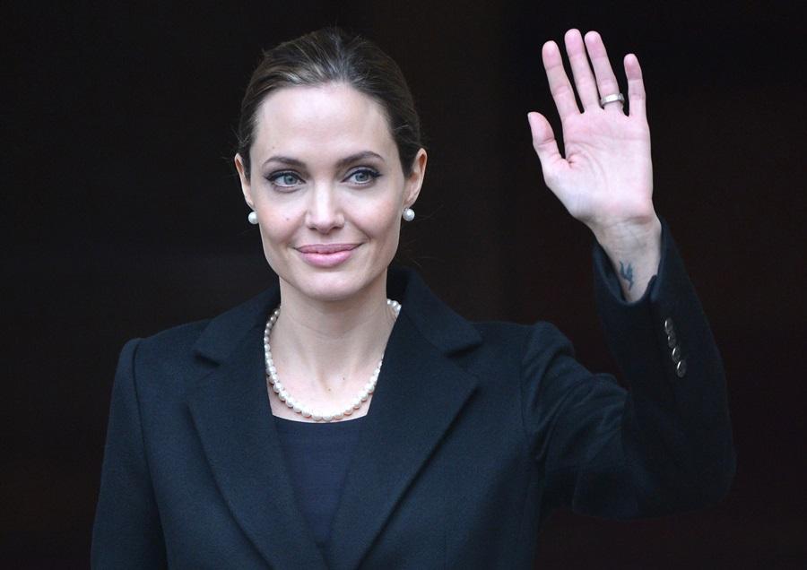 Fakta Angelina Jolie