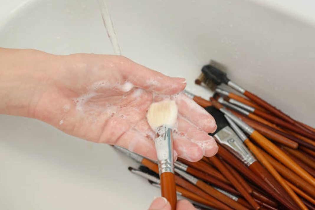 bersihkan dengan sabun khusus beauty tools
