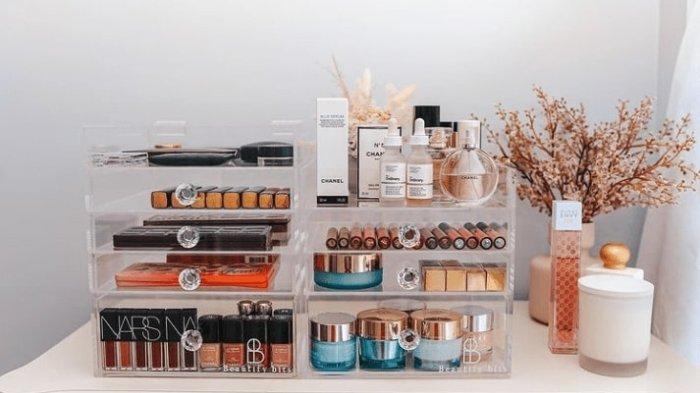 gunakan rak untuk peralatan makeup