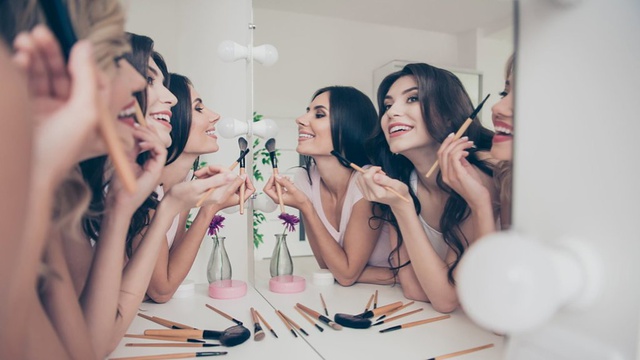 hindari berbagi alat makeup