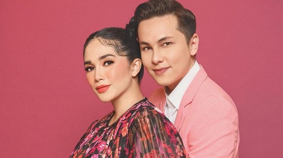 5 Artis Ini Tunjukkan Cinta Tak Butuh Alasan