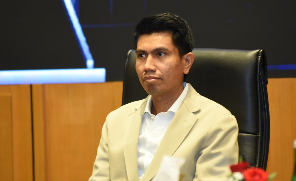 wakil ketua komisi ii dpr ri bahtra dalam acara penyerahan penghargaan rekor muri kepada komisi ii d20241105215708 1024x628 (1)