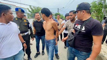 Sekelompok Orang Serang Polisi dan Bakar Motor saat Penggerebekan Narkoba