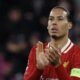 resmi-bertahan-di-liverpool,-van-dijk-jadi-bek-dengan-gaji-termahal