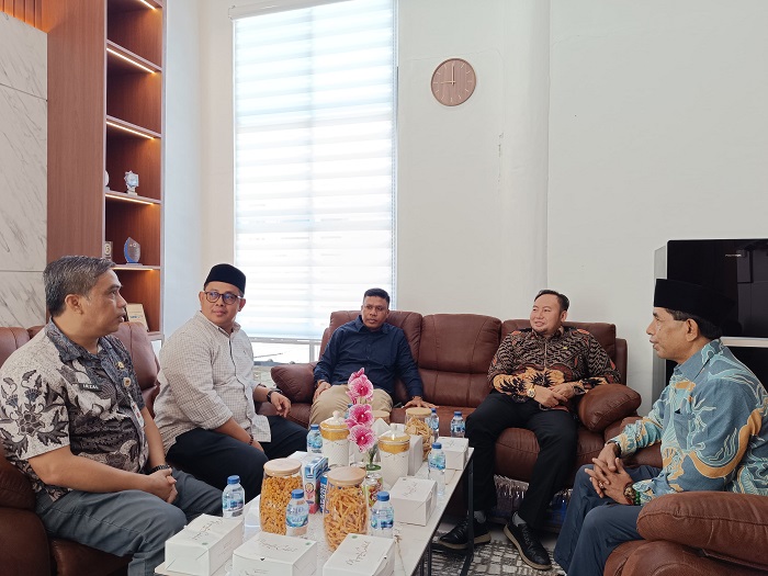 Anggota DPR RI, Rahmat Saleh kunjungi kantor KPU Sumbar.