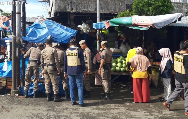 Satpol PP Tertibkan PKL Jualan di Badan Jalan