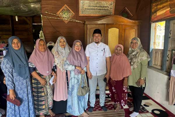 Rahmat Saleh Serahkan Bantuan Korban Kebakaran di Inderapura Pessel