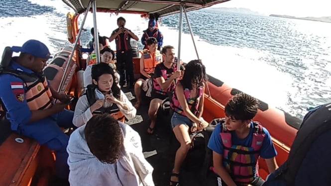 Ombak Hantam, Kapal Terbalik! 8 Turis Asing Selamat