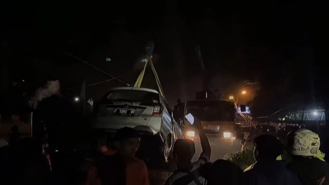 Pohon Tumbang Hantam Mobil Brimob, Baru Naik Pangkat!