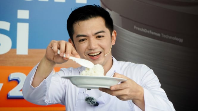 Nicky Tirta Masak Nasi, Pecahkan Rekor MURI!