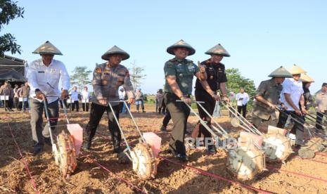 dukung-asta-cita-presiden-ri,-polres-indramayu-kolaborasi-tanam-jagung
