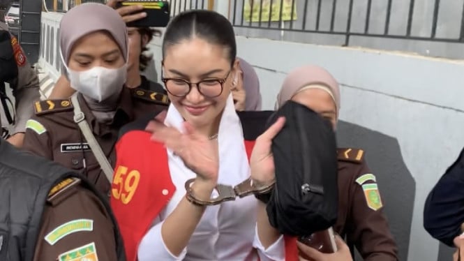 Nikita Mirzani Pamer Jari Tengah Saat Sidang Berlangsung