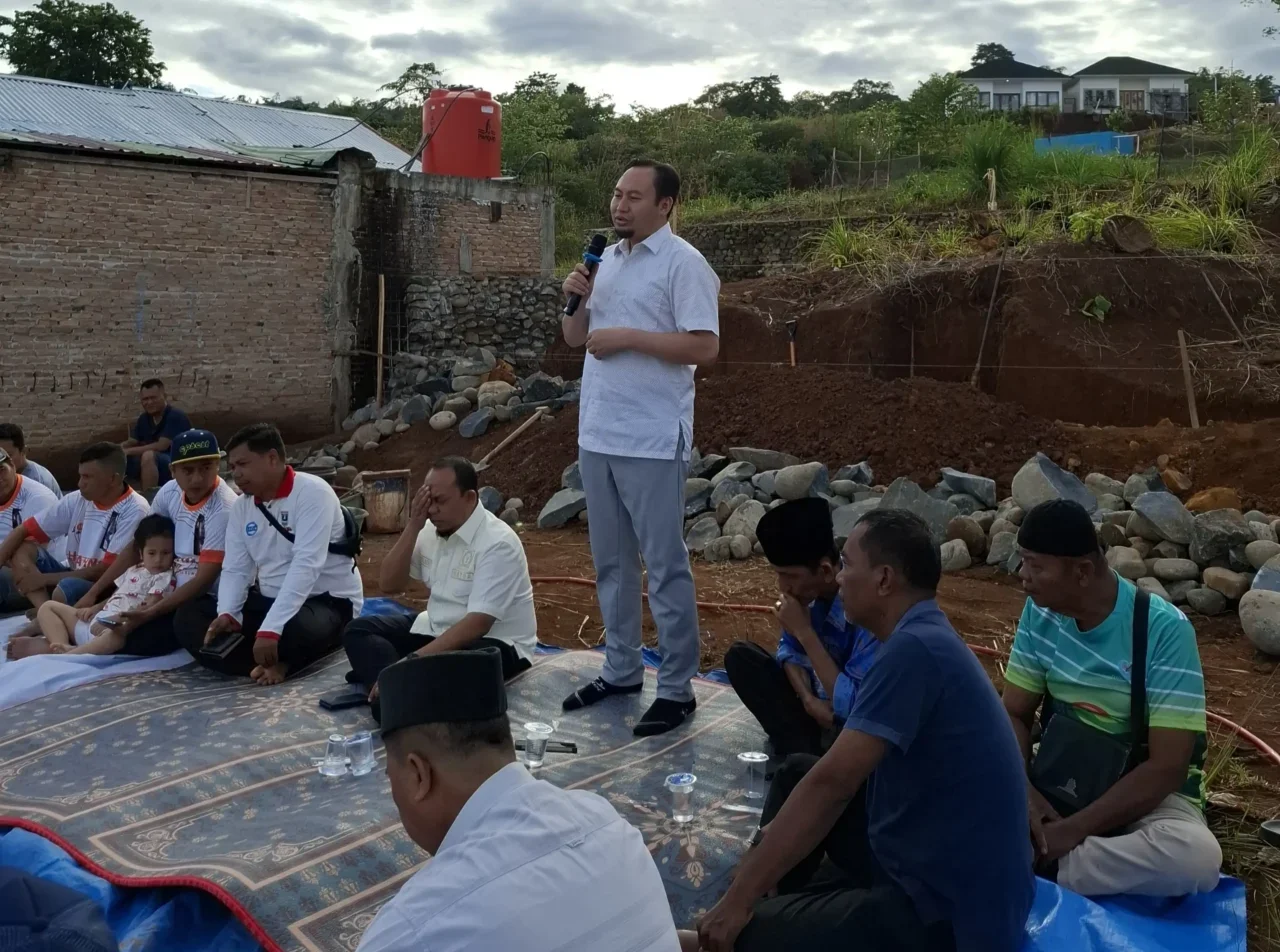 Rahmat Saleh Goro Bangun Masjid dengan Warga Bukit Napa