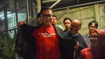 hasto-kristiyanto-pakai-kaus-‘soekarno-run’-saat-bebas-dari-rutan-kpk
