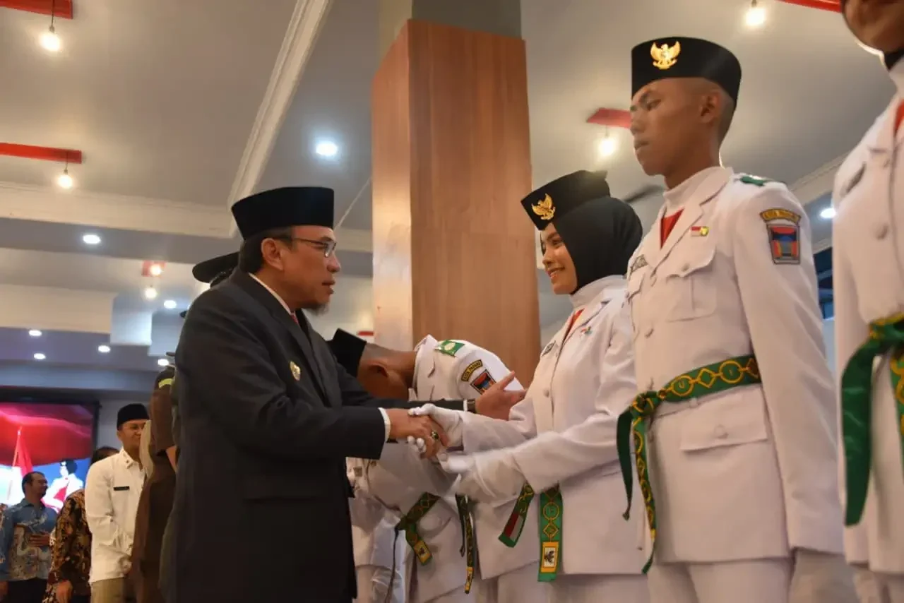 wawako-padang-kukuhkan-paskibra-untuk-hut-ri-ke-80
