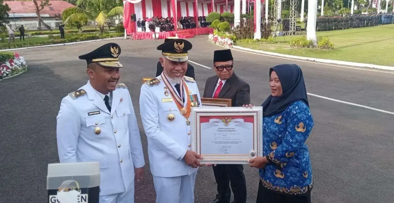 hut-ri-ke-80,-pemprov-sumbar-apresiasi-kisah-inspiratif-bidan-dona