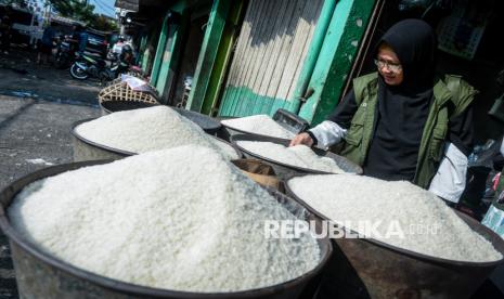 soal-harga-beras,-gubernur-jatim:-di-pasar-soponyono-surabaya-tidak-di-atas-het