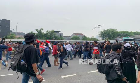 pendemo-diduga-rusak-mobil-pegawai-dpr-dan-cctv