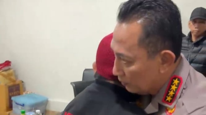 kapolri-datangi-rscm-dini-hari,-minta-maaf-langsung-ke-keluarga-ojol-yang-tewas-dilindas-rantis-brimob