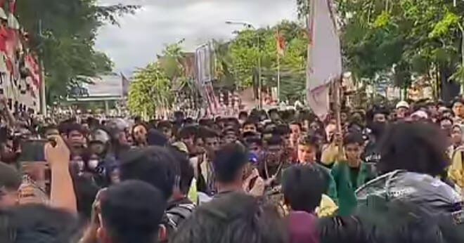 Tuntut Keadilan, Mahasiswa dan Ojol Geruduk Polda Sumbar Usai Insiden Maut