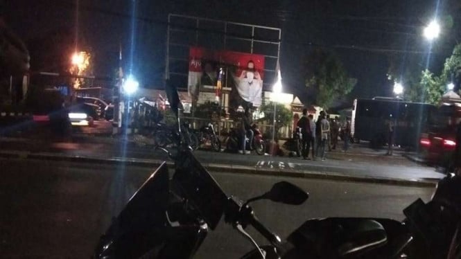 massa-lempari-molotov-ke-mapolres-jaktim,-polsek-ciracas-ikut-dibakar