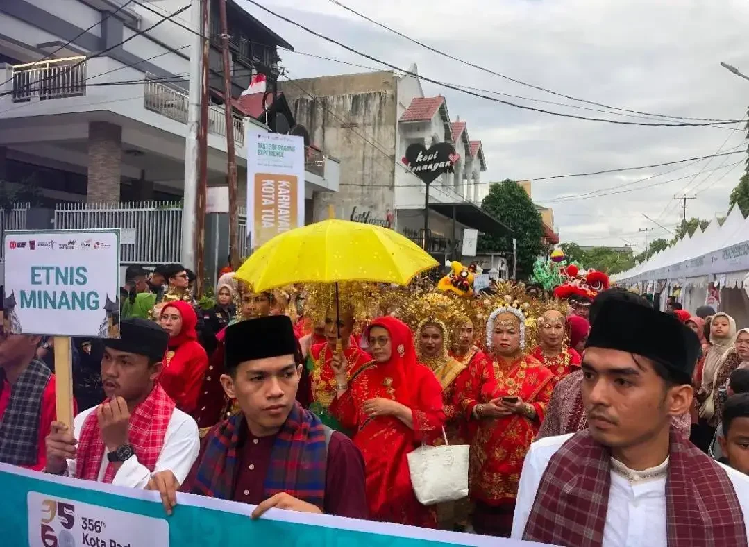 Ragam Etnis Tumpah Ruah di Karnaval Kota Tua Padang, Wisatawan Asing Terpukau