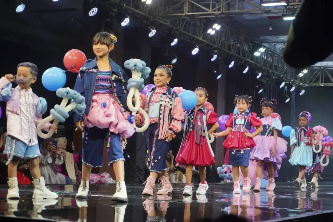 Anak-anak Padang Fashion Summit Memukau, Tampilkan Kreasi Modeling