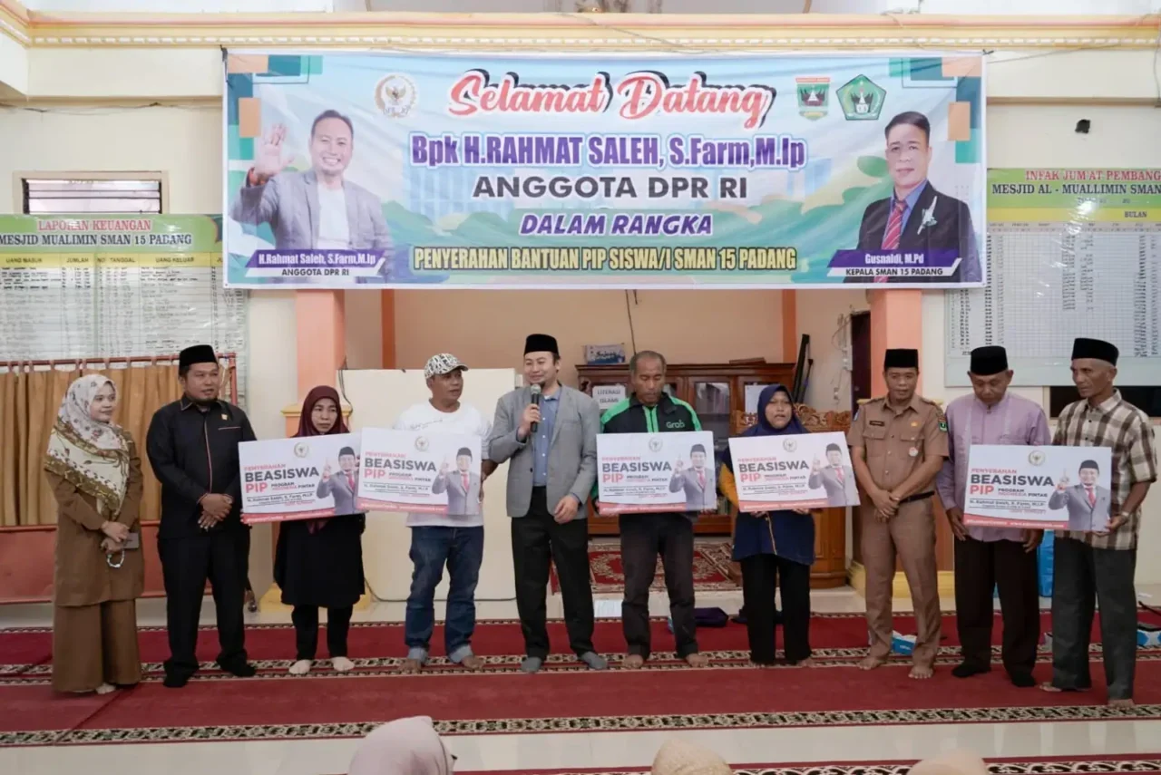 Penyerahan PIP di SMAN 15 Padang, Rahmat: Jangan Disia-siakan, Ini Bukti Negara Hadir