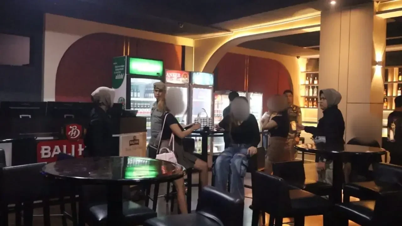 Dini Hari Panas! Satpol PP Bubarkan Hiburan Malam dan Amankan Puluhan Muda-Mudi di Padang