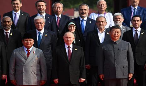 momen-prabowo-bercengkerama-dengan-presiden-azerbaijan-dan-serbia