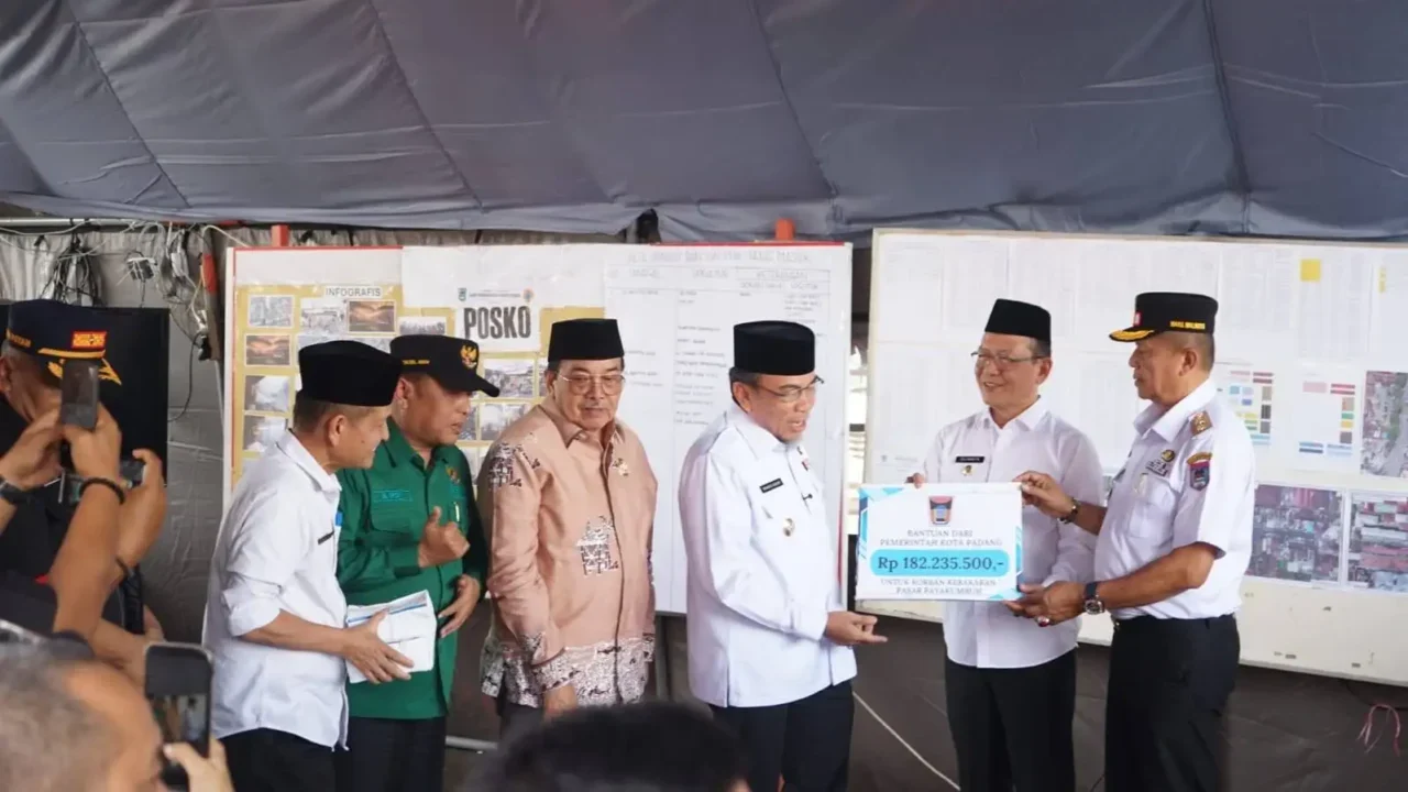 pemko-padang-bantu-pedagang-pasar-payakumbuh-terdampak-kebakaran