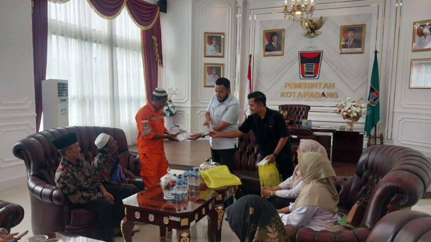 Wako Fadly Lepas Petugas Kebersihan dan TRC Padang Umrah Gratis