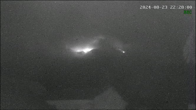 gunung-marapi-erupsi,-abu-vulkanik-meletus-1.200-meter-di-atas-puncak