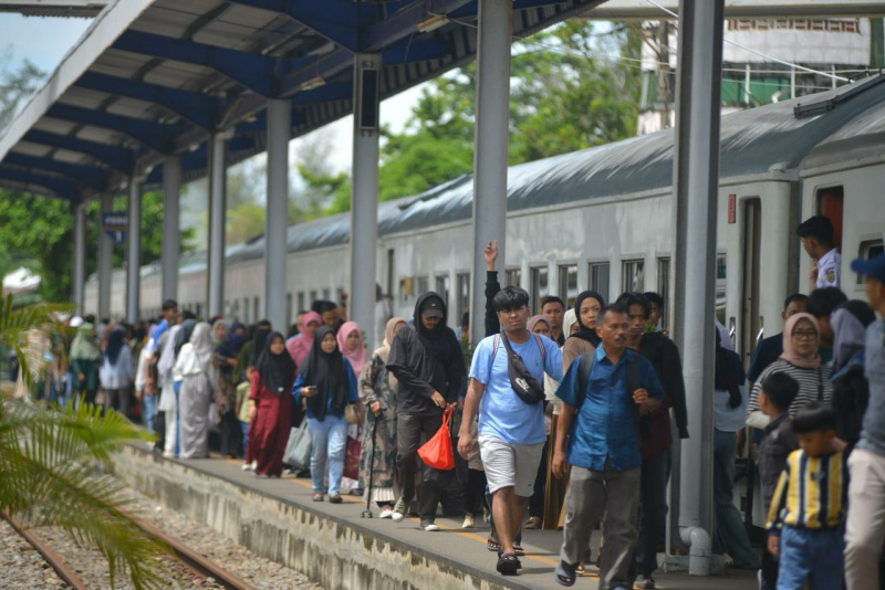 Libur Panjang, Wisatawan Serbu KA Pariaman Ekspres