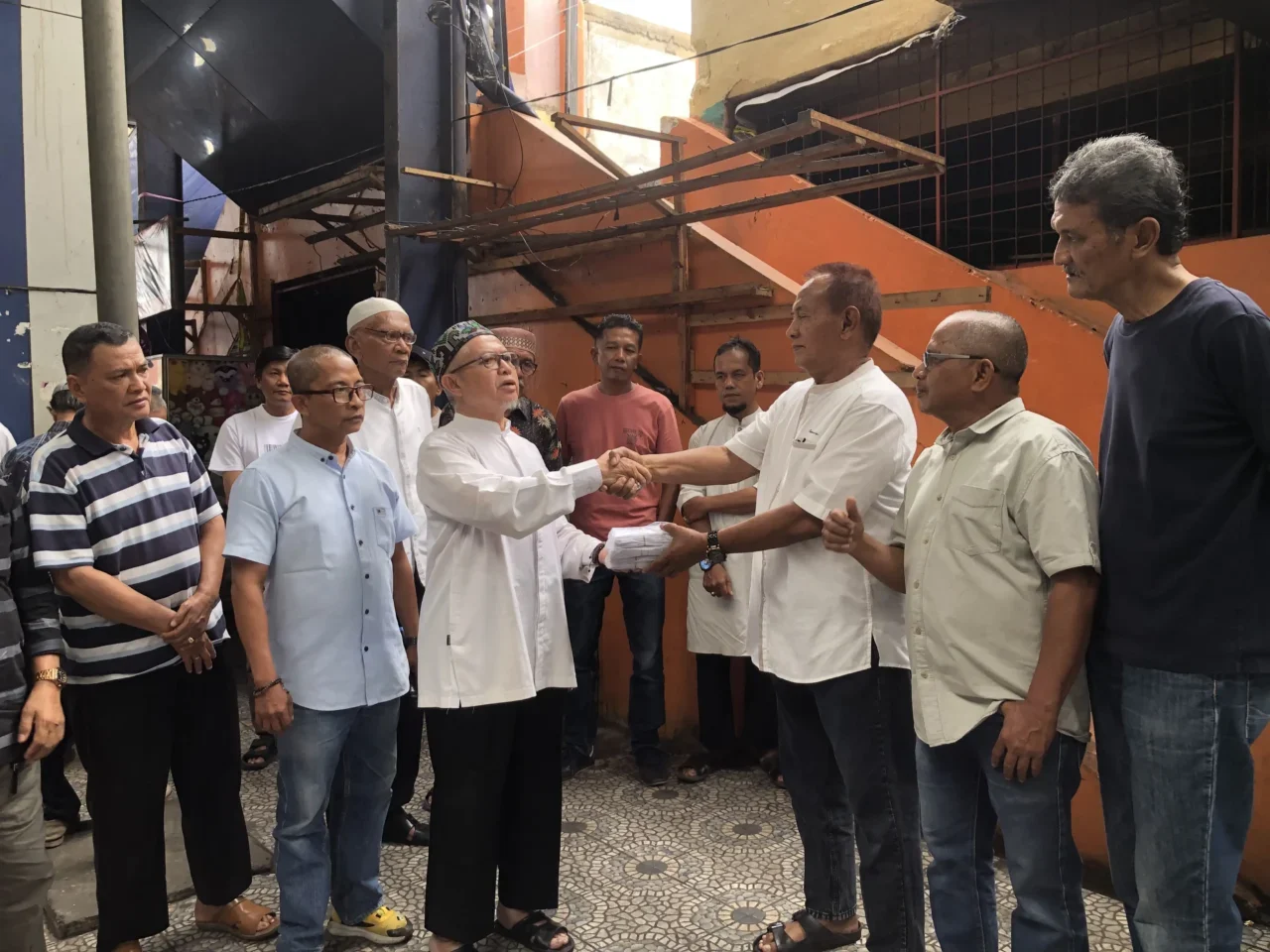 Ikatan Keluarga Anam Suku (IKAS) Bantu Puluhan Juta Untuk Pedagang Korban Kebakaran Pasar Payakumbuh