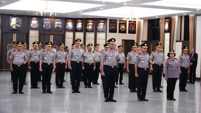 27-pati-polri-naik-pangkat,-dua-perwira-jadi-komjen:-karyoto-dan-suyudi