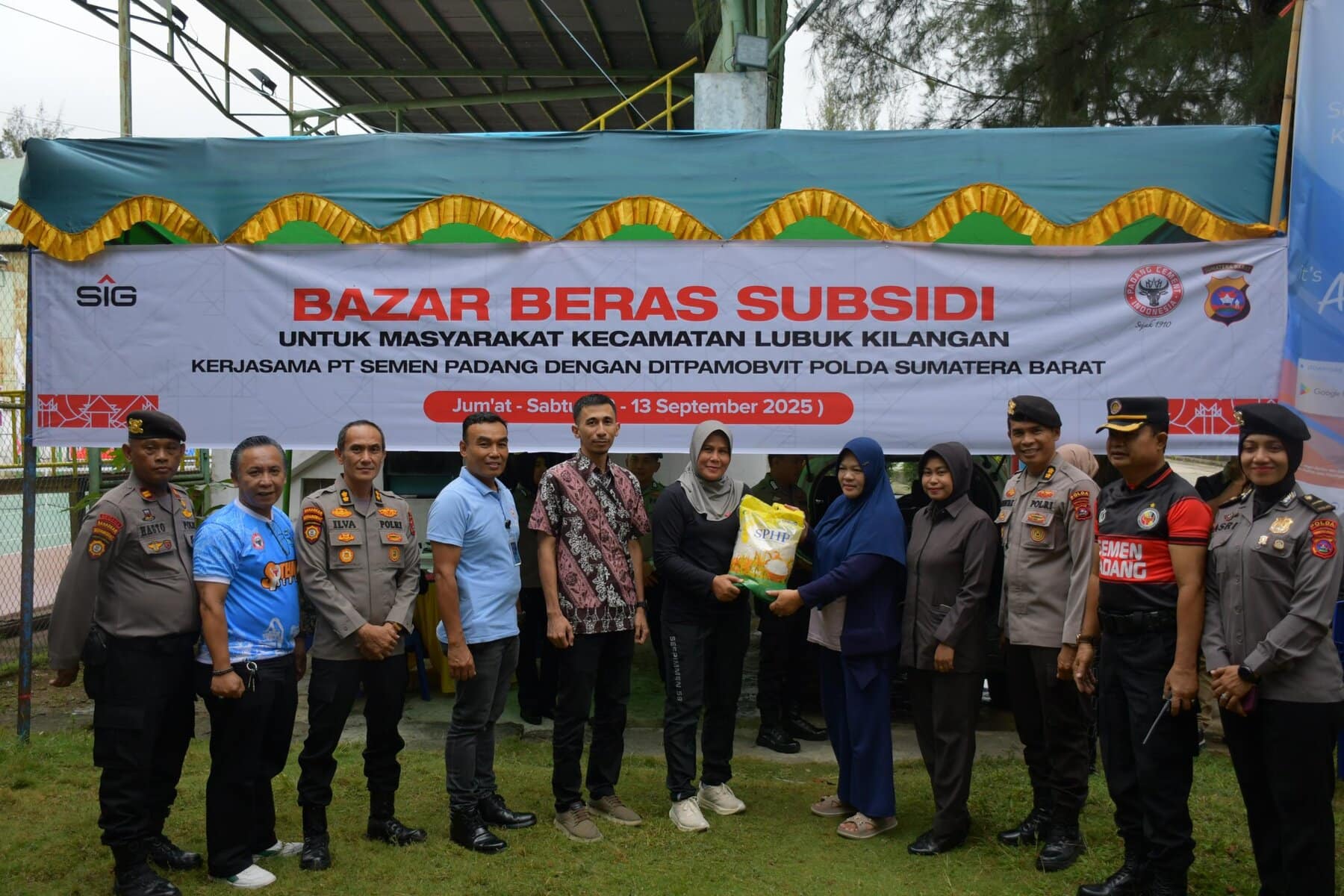 PT Semen Padang dan Polda Sumbar Salurkan Beras Subsidi