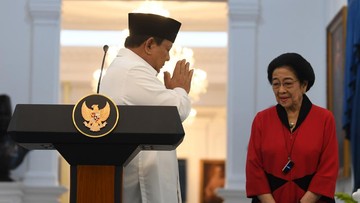 pdip-respons-prabowo-copot-kadernya-hendrar-prihadi-dari-kepala-lkpp