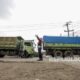 sopir-truk-tambang-gelar-aksi-parkir-melintang,-arus-lalu-lintas-jalan-legok-parung-panjang-lumpuh