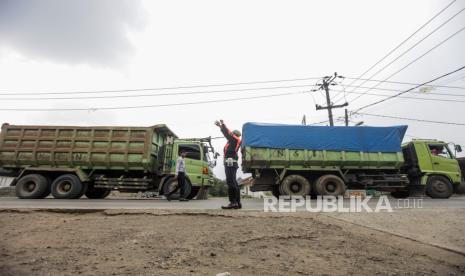 Sopir Truk Blokade Jalan Legok, Lalu Lintas Lumpuh Total