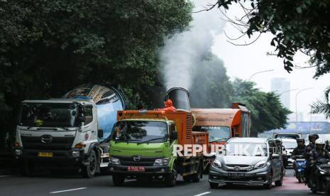 DLH DKI Semprot Water Mist Reduksi Polusi di Jaksel