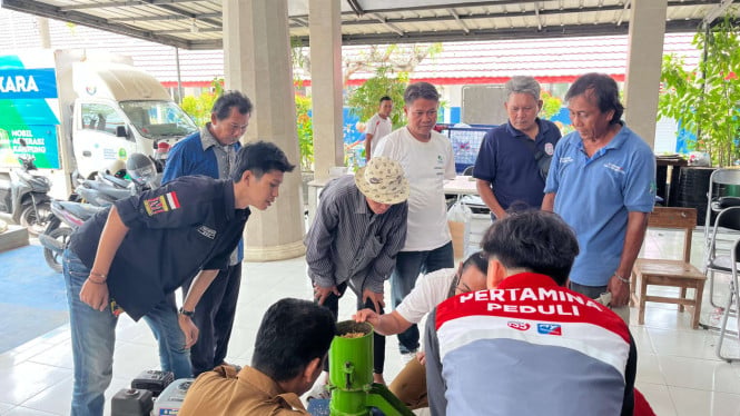 Pertamina Berdayakan Petani Indramayu dengan Mesin Produksi Pakan