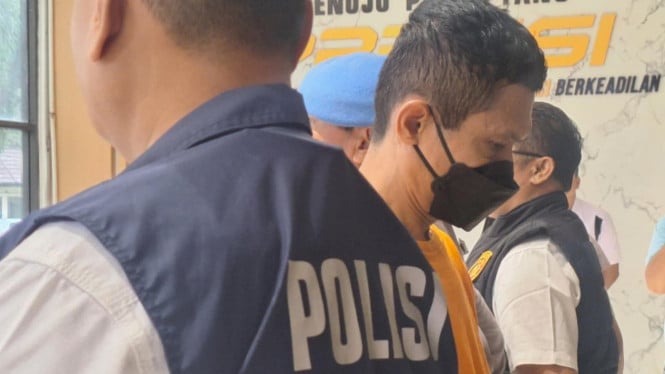 bejat!-ustaz-cabul-di-bekasi-paksa-anak-angkatnya-bikin-video-saat-mandi-hingga-buang-air-kecil