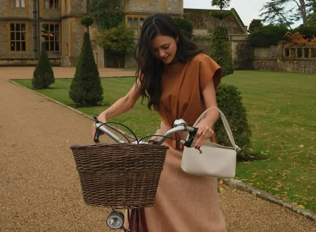 Asyiknya Bikin Selai Raspberry Sendiri, Intip Liburan Amanda Rawles di Cotswold